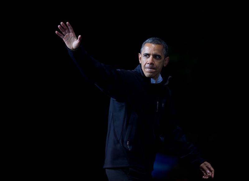 图为11月3日深夜，美国总统奥巴马在弗吉尼亚州布里斯托参加竞选活动。新华社记者张军摄