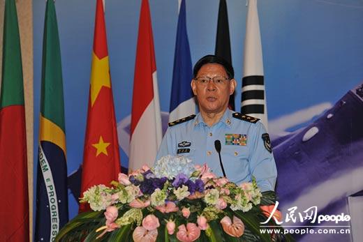 中国空军副司令员何为荣中将,在此间举行的军事飞行训练国际交流活动