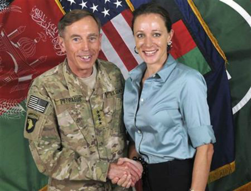 2012119գ鱨(CIA)ǰֳ˵˹(David Petraeus)Դ߲޵ά(Paula Broadwell)Ļع⣬ڵְ˽14µ־ֳġ(2007911գʢ) ͼƬԴ·͸