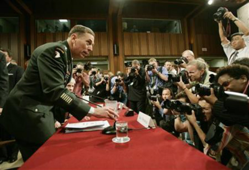 2012119գ鱨(CIA)ǰֳ˵˹(David Petraeus)Դ߲޵ά(Paula Broadwell)Ļع⣬ڵְ˽14µ־ֳġ(2007911գʢ) ͼƬԴ·͸