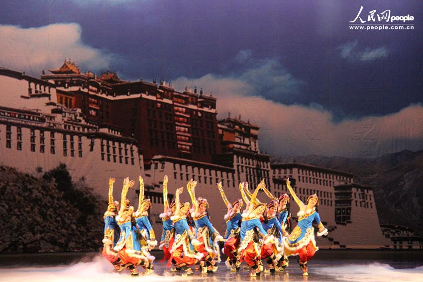 舞蹈《扎西德勒》,讴歌了藏族儿女的幸福生活. 摄影:人民网记者 马菲