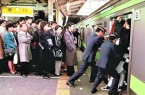 东京地铁挤如地狱