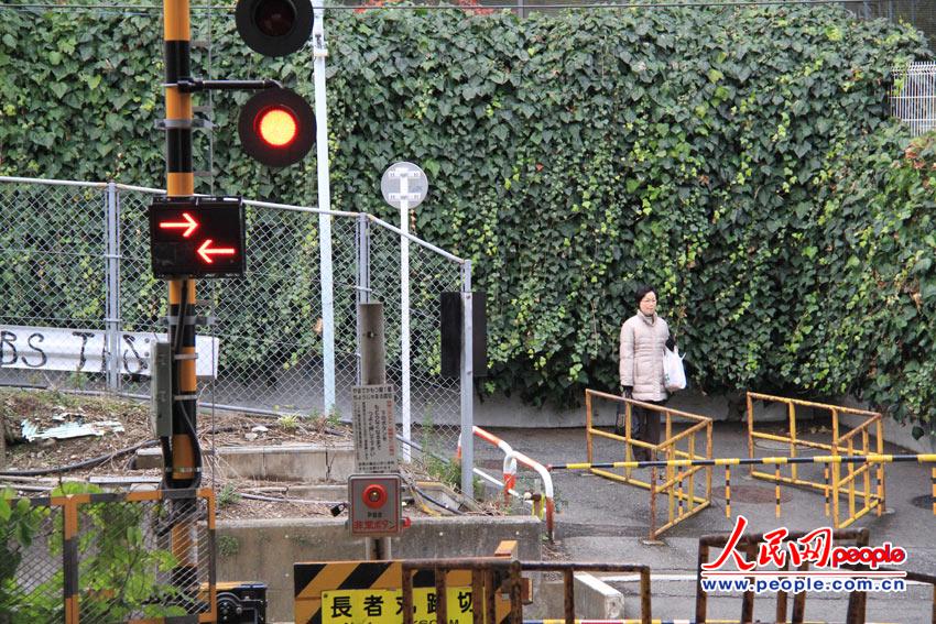 日本东京,一人行人在铁道路口等待通过.