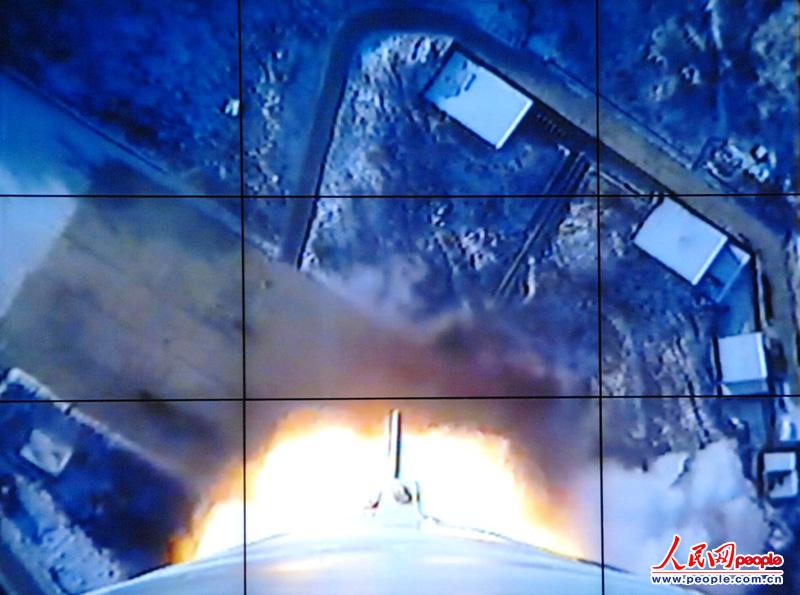 当地时间2012年12月12日，朝鲜平壤卫星控制综合指挥所的大屏幕转播远程火箭“银河3号”发射场面。（来源：东方IC 版权所有，违者必究）