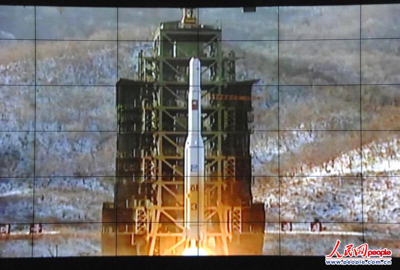 当地时间2012年12月12日，朝鲜平壤卫星控制综合指挥所的大屏幕转播远程火箭“银河3号”发射场面。 （来源：东方IC 版权所有，违者必究）