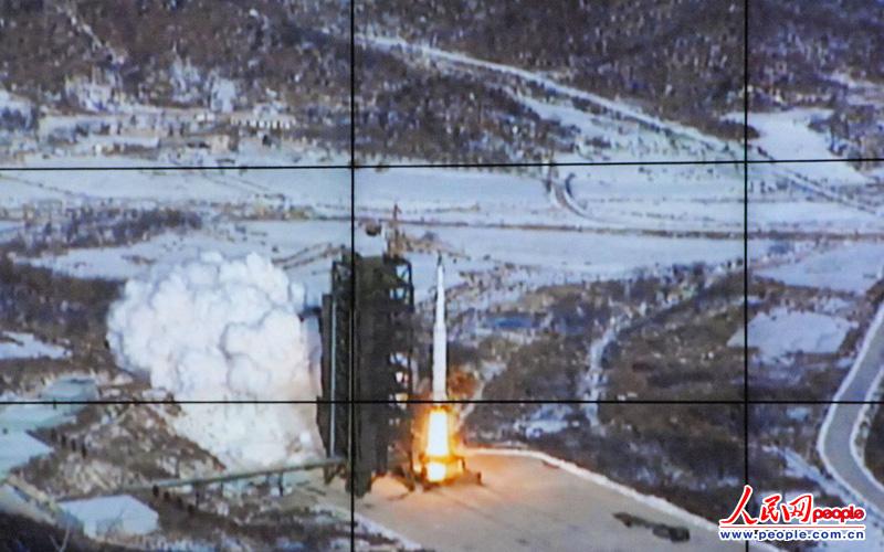 当地时间2012年12月12日，朝鲜平壤卫星控制综合指挥所的大屏幕转播远程火箭“银河3号”发射场面。（来源：东方IC 版权所有，违者必究）