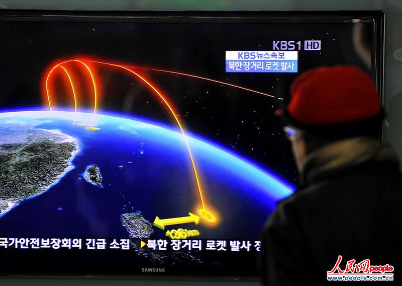 电视截屏图：当地时间2012年12月12日，韩国首尔，市民关注朝鲜火箭发射。朝鲜在东昌里火箭发射基地发射了卫星。（来源：东方IC 版权所有，违者必究）