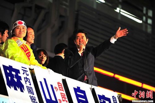 12月15日是众议院大选投票前的最后一天，参加大选的12个政党都把最后的激战定在了东京。图为演讲中的安倍晋三。中新社发 孙冉 摄