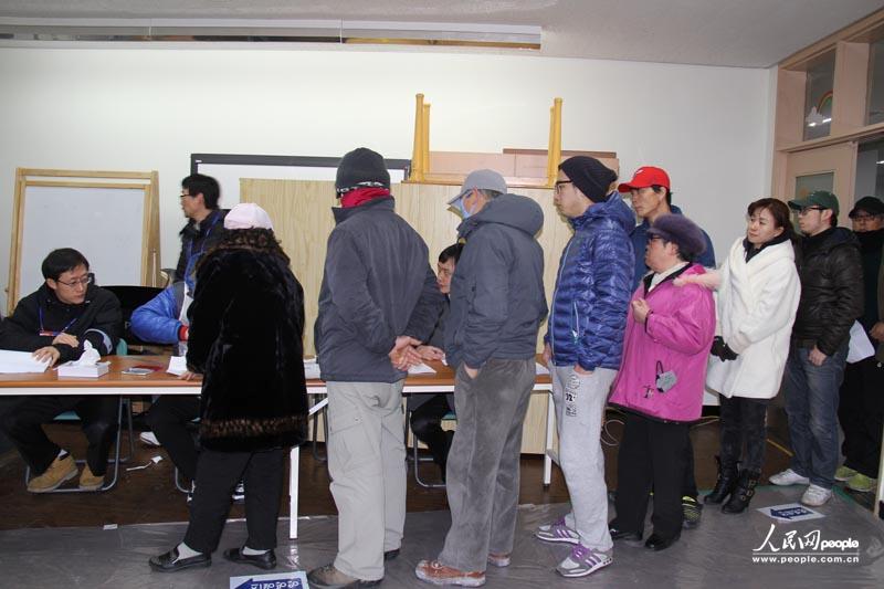 3.选民排队登记，准备投票。人民网记者 马菲 摄