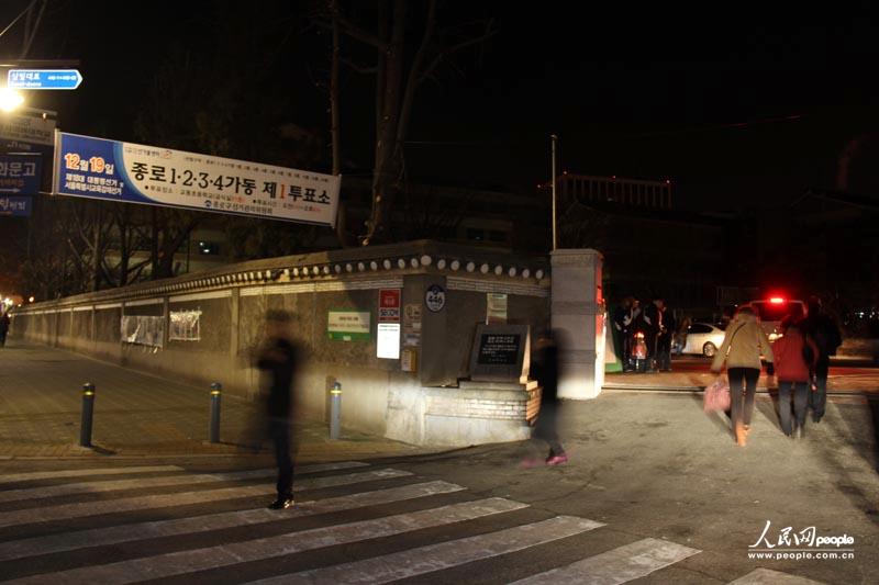 6.19日早晨6点钟，首尔的气温为零下10度，在首尔钟路区的一个投票所门口可以看到有选民陆续前来投票。人民网记者 马菲 摄