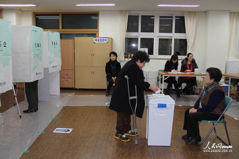 .选民在投票所填写选票并投票。人民网记者 马菲 摄
