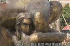 广州公园裸体雕塑惹争议