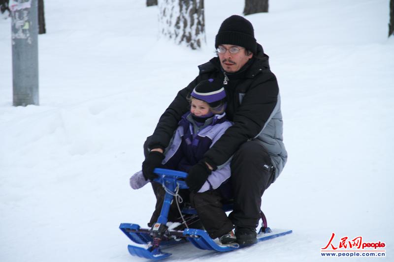 ��һ���ֱ߹�԰�����˴��ź��ӳ���ѩ����ˣ