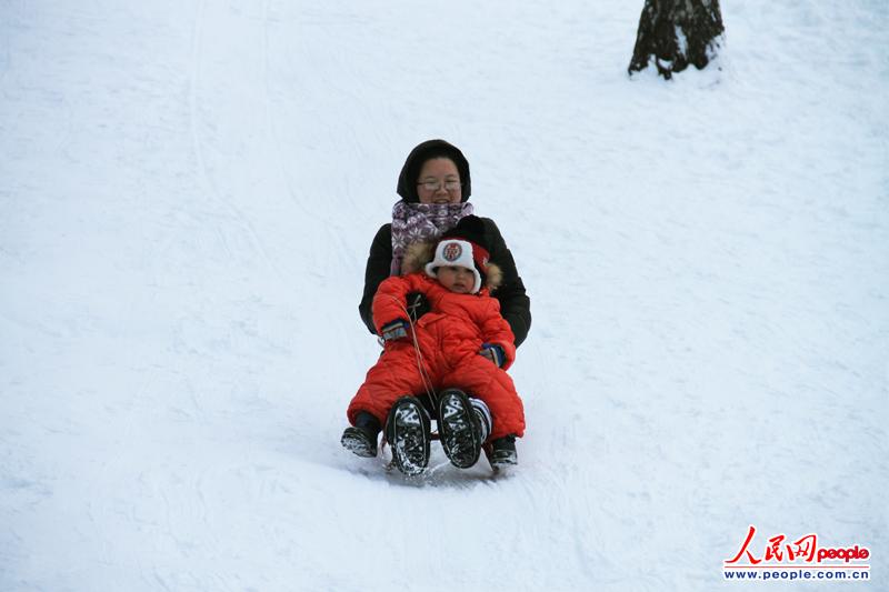 ��һ���ֱ߹�԰�����˴��ź��ӳ���ѩ����ˣ 