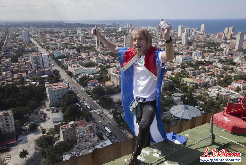 ����ʱ��2013��2��4�գ��Ű͹����ǣ�����֩����Alain Robert ���������ǾƵꡣ(ͼƬ��Դ������IC ��Ȩ���У����ñؾ�)