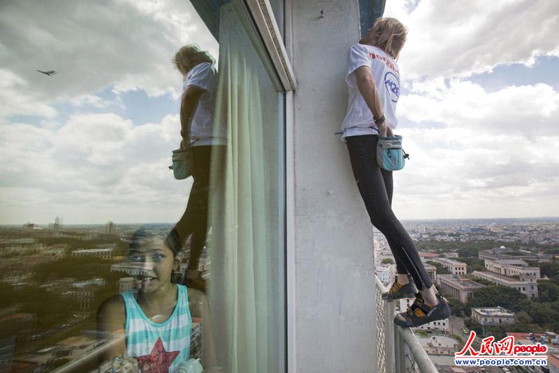 ����ʱ��2013��2��4�գ��Ű͹����ǣ�����֩����Alain Robert ���������ǾƵꡣ(ͼƬ��Դ������IC ��Ȩ���У����ñؾ�)