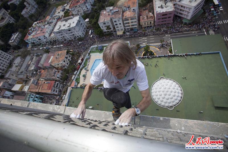 ����ʱ��2013��2��4�գ��Ű͹����ǣ�����֩����Alain Robert ���������ǾƵꡣ(ͼƬ��Դ������IC ��Ȩ���У����ñؾ�)
