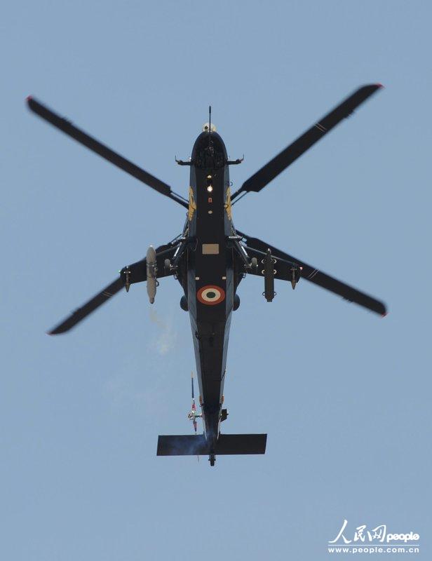 一架印度空军的lch"楼陀罗"轻型攻击直升机在第9届印度航展上进行飞行