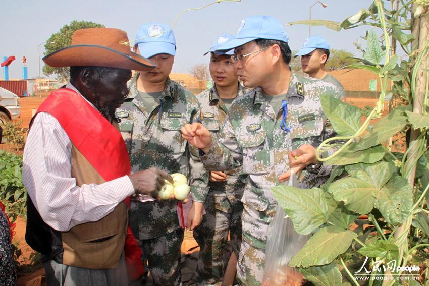 高清:南苏丹酋长给中国维和部队拜年【5】