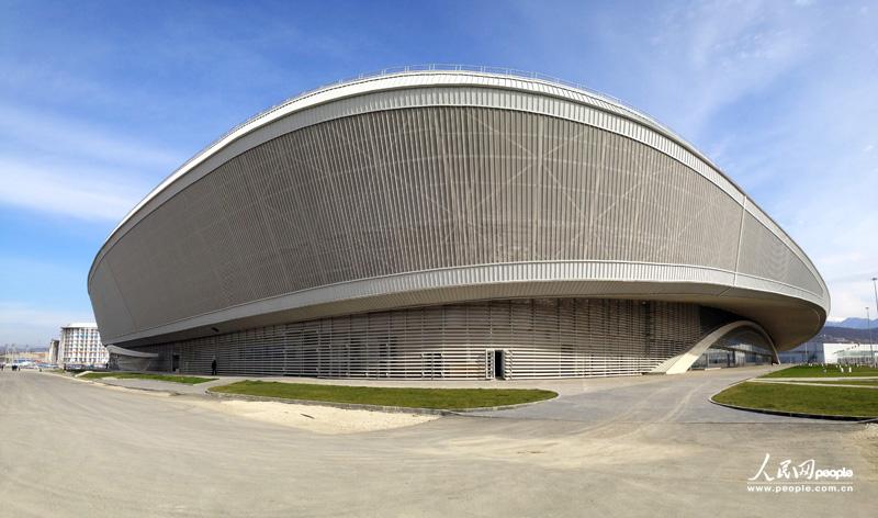 ������Ϣ���������ƣ��������ն���̨���������ģ���Adler Arena��skating center�����������6.6��������������8000��������Ŀ���ٶȻ����������������ն���̨���������ĵĽ��������������Բ�ε��������ͣ�ҹ���ƹ��������������ͻ�����߲���ɫ��ʮ��Ѥ����Ŀ�����������»��ڼ䣬�������ն���̨���������Ľ������ٶȻ���������֮�����ｫ��Ϊ����˹�ϲ�������ó��չ���ġ�