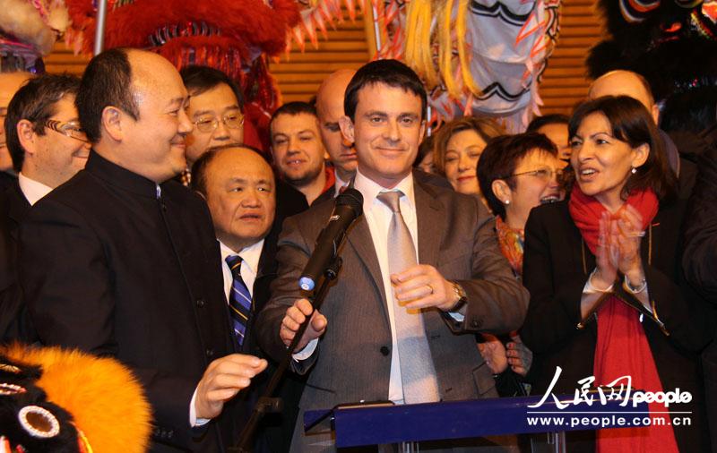 法国内政部长参加了17日的彩装游行，并积极评价了亚裔社团连接亚欧的重要作用。
