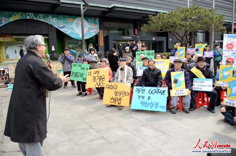 12日，位于韩国首尔中路区光华门的驻韩美国大使馆门前，韩国“平统人”市民团体正在举行示威活动，要求停止韩美联合军演。摄影记者：裴埈基
