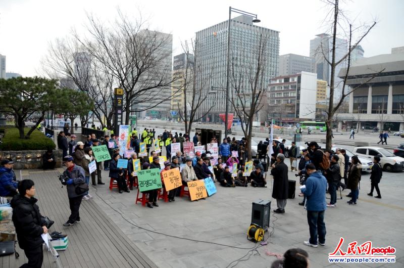 12日，位于韩国首尔中路区光华门的驻韩美国大使馆门前，韩国“平统人”市民团体正在举行示威活动，要求停止韩美联合军演。摄影记者：裴埈基