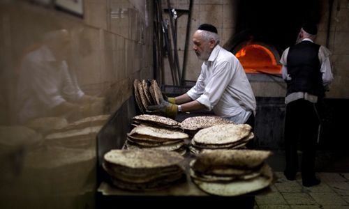��Ү·����� Mea Shearim��һλ��̫��ͽ�����Ŀ���һ���޷��͵ĵ��ش�ͳ�����Ϊ���Ǽ������������̫��Խ�ڡ�ͼƬ��Դ��EPA