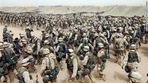 2003年3月20日，驻扎在科威特北部的美海军陆战队受命越伊拉克边境。（图片来自CNN网站）