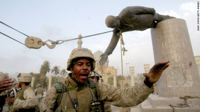 2003年4月9日，美海军陆战队队员推倒了萨达姆的广场塑像，这标志着首都巴格达的沦陷。（图片来自CNN网站）