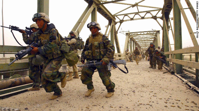 2003年4月7日，第四海军陆战队第三营成员行进在巴格达迪亚拉桥上。（图片来自CNN网站）