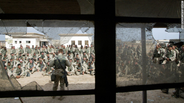 2003年4月13日，美海军陆战队员在库特为阵亡士兵哀悼。（图片来自CNN网站）