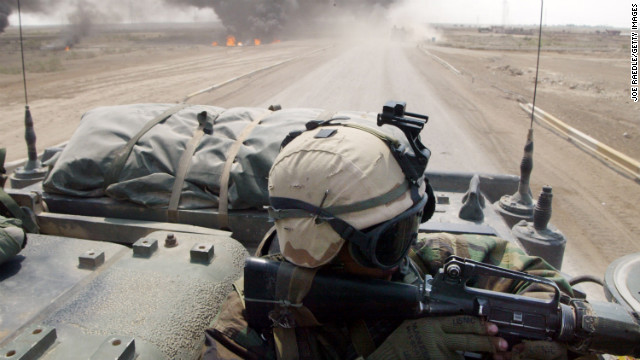 2003年3月23日，在伊拉克南部城市纳西里耶，美军特别部队开出装甲突击车与伊军交战。（图片来自CNN网站）