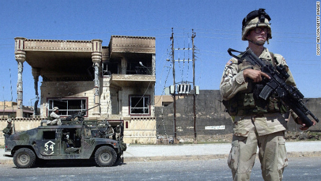 2003年7月23日，美军101空降部队在伊拉克苏默尔调查萨达姆的两个儿子遭到枪杀的案发现场，很难想象这座豪宅里曾发生过激烈的枪战。（图片来自CNN网站）
