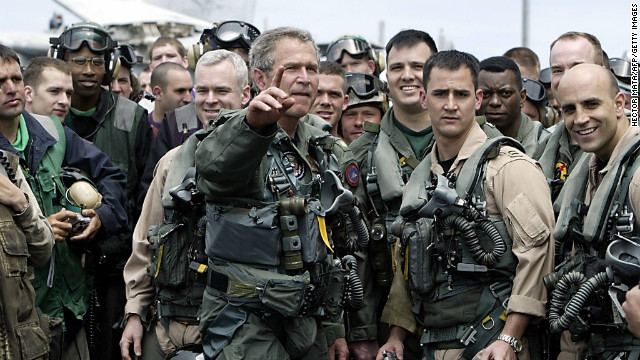 2003年5月1日，着飞行服的布什总统接见了被部署在海湾地区，现已归国的林肯号航母全体机组人员。（图片来自CNN网站）