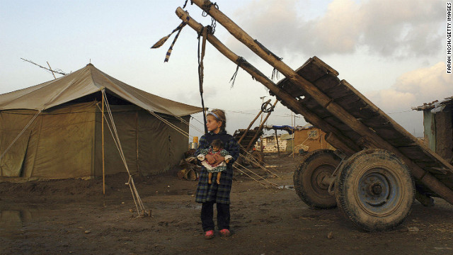 2004年1月7日，7岁的艾曼・穆罕默德站在基尔库克的库尔德难民营。自2003年以来，成千上百流离失所的库尔德人终于又回到了基尔库克。（图片来自CNN网站）