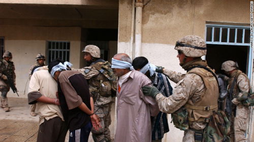2004年11月13日，在美军对费卢杰的一次紧急搜索中，一些伊拉克人被捕。（图片来自CNN网站）