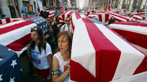 2004年8月29日，在美国纽约一群反战示威者肩扛披着美国国旗的空棺在街头游行。（图片来自CNN网站）