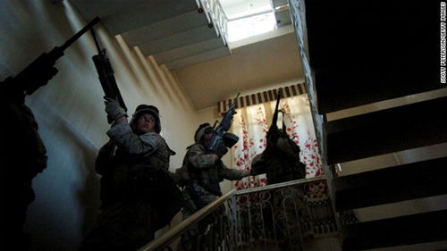 2004年11月10日，海军陆战队员正在费卢杰搜索反动武装分子。（图片来自CNN网站）