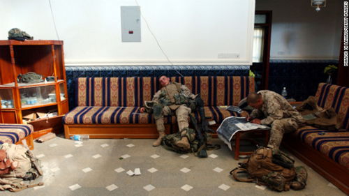 2004年11月11日，美海军陆战队正在进攻费卢杰的休息之余查看地图。（图片来自CNN网站）
