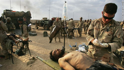 2004年11月14日，美陆军医务人员正在治疗驾驶某约旦战机的受伤飞行员。（图片来自CNN网站）