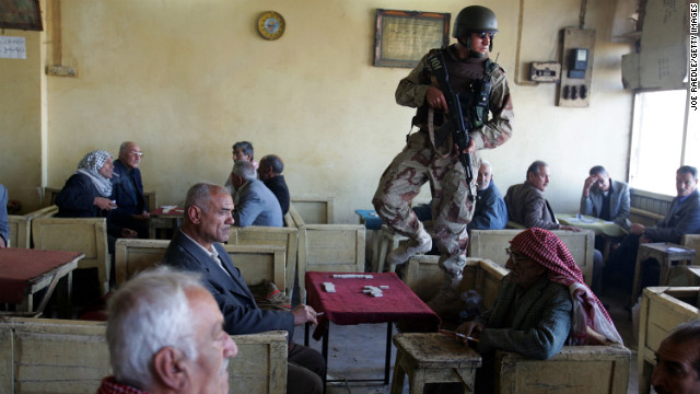 2005年2月23日，美军士兵正在一家巴格达的茶馆巡逻（图片来自CNN网站）