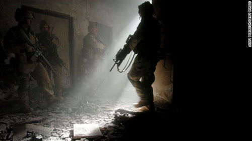 2004年11月23日，4名费卢杰的武装分子对美军发动了血腥反击，致使一名美军死亡，不少士兵受伤。（图片来自CNN网站）