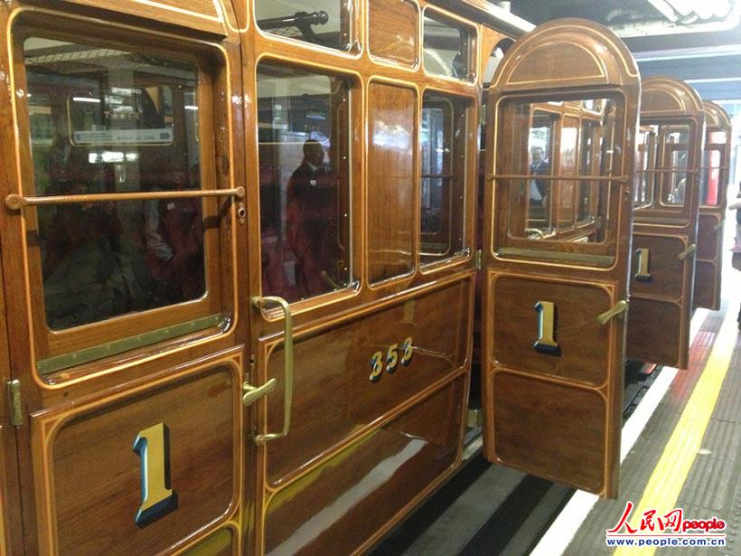 Ϊ��ףӢ����������150���꣬Ӣ��Ů������ɯ�׶������������������������һͬ�ι����׶ر��˽ֵ���վ��������˵���������Ա��ͼ�г�����Ů�����������ĵ�������Ʒ������Ӱ����������