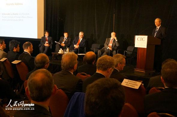 中国外交学会副会长卢树民(右一)向与会者阐述中国梦的世界性意义
摄影:人民网驻加拿大记者 李学江