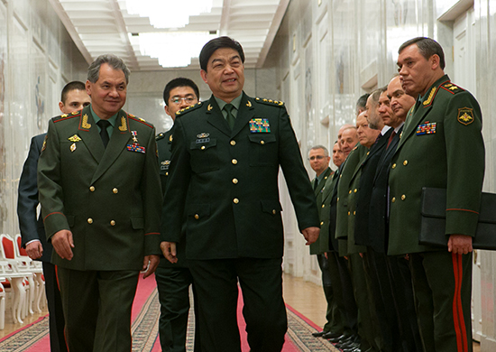 2013年3月24日，中国国务委员兼国防部长常万全上将（左二）在莫斯科与俄罗斯国防部长绍伊古（左一）举行会谈。图片：俄罗斯国防部（Фото: Министерство обороны России）