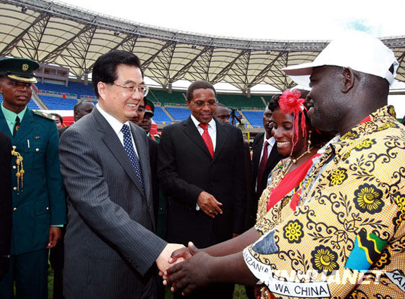 2009年2月15日，中国国家主席胡锦涛在达累斯萨拉姆出席中国援建的坦桑尼亚国家体育场竣工仪式。这是胡锦涛主席在体育场同参加竣工仪式的坦桑尼亚青年亲切交谈。摄影：新华社记者  饶爱民