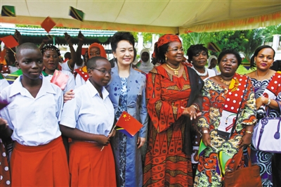 2013年3月25日上午，习近平主席夫人彭丽媛在基奎特总统夫人萨尔玛・基奎特陪同下，参观了坦桑尼亚“妇女与发展基金会”。