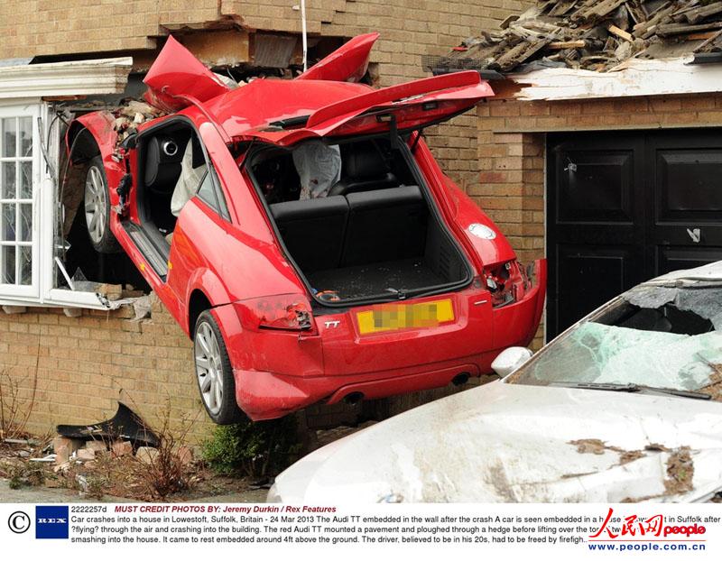 当地时间2013年3月24日，英国Suffolk，一辆奥迪TT跑车冲进了一栋房屋，破墙而入，汽车的前盖掀翻，现场十分惨烈。（图片来源：东方IC 版权所有，盗用必究）