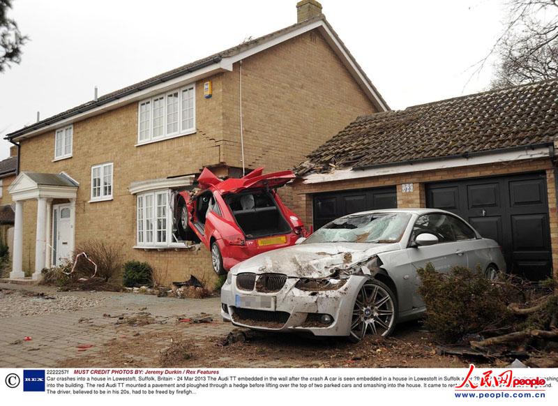当地时间2013年3月24日，英国Suffolk，一辆奥迪TT跑车冲进了一栋房屋，破墙而入，汽车的前盖掀翻，现场十分惨烈。（图片来源：东方IC 版权所有，盗用必究）